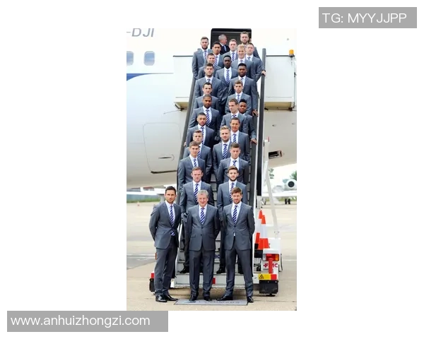 香港足球明星队乘坐大巴出征全新赛事展现团队风采与拼搏精神